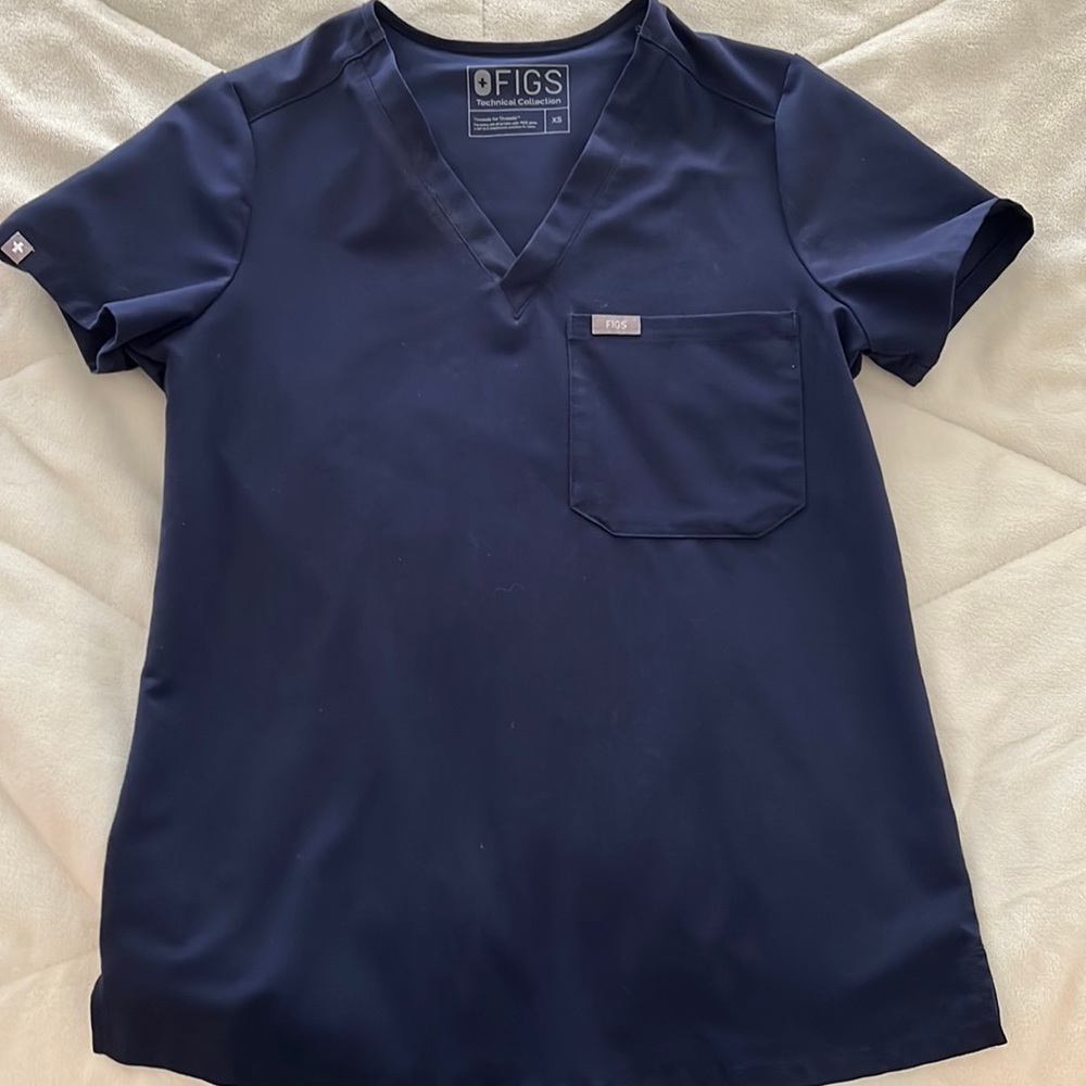 Women’s figs scrub top
